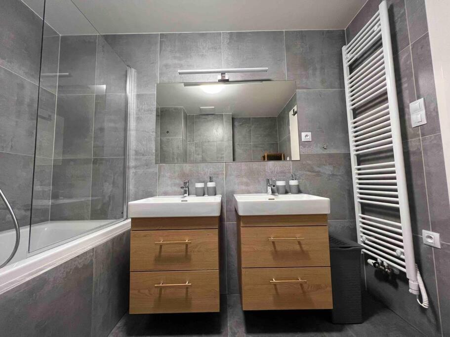 Newly Built Apartment With Balcony, Ac And Free Indoor Garage Prag Exterior foto