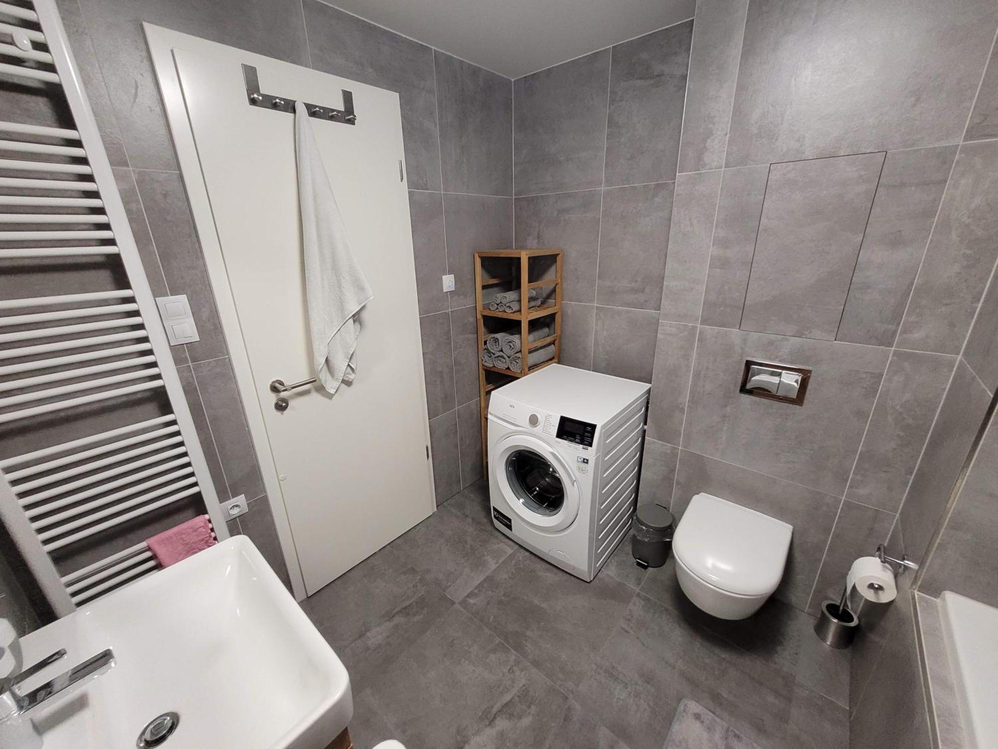 Newly Built Apartment With Balcony, Ac And Free Indoor Garage Prag Exterior foto