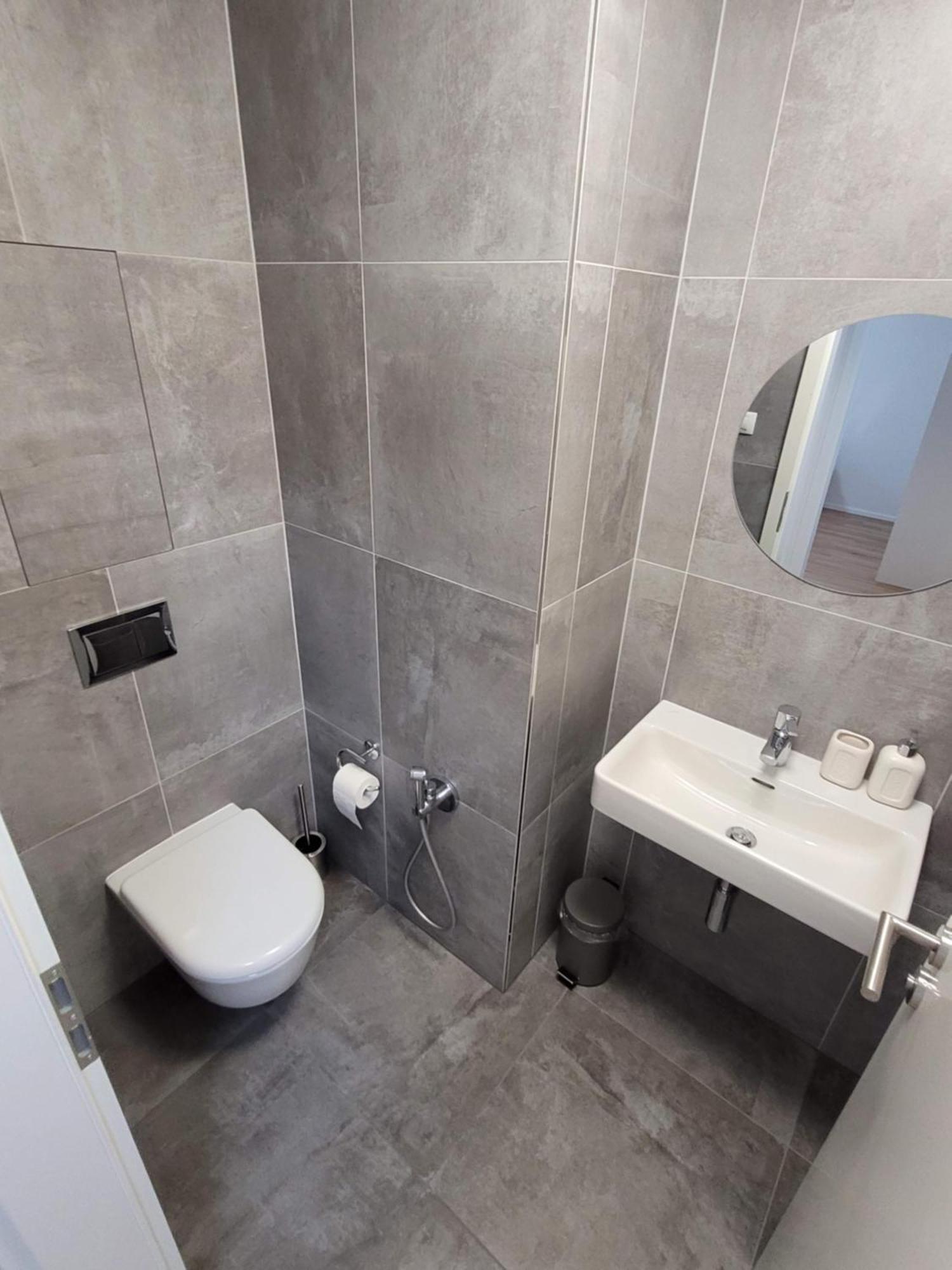 Newly Built Apartment With Balcony, Ac And Free Indoor Garage Prag Exterior foto